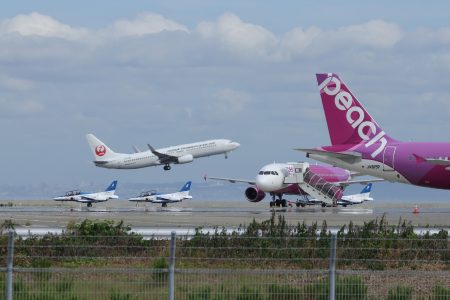 ブルーインパルスが関空にやってきた！　12～13日の万博・展示飛行はどこで見る？ - トラベル Watch
