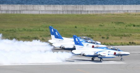 こんにちは、大阪　ブルーインパルスが万博上空を展示飛行 | 毎日新聞