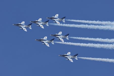 ブルーインパルスが万博上空に来たぞ！　大屋根リングで見た7課目の展示飛行を写真で紹介 - トラベル Watch