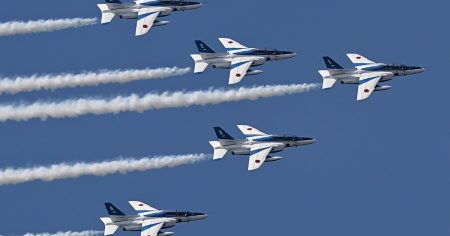 大阪万博上空にブルーインパルス　ハートマークや桜の花びら描く - 日本経済新聞