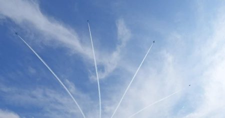 ブルーインパルス、35年ぶり大阪の空に　万博来場者たちを魅了 - 産経ニュース