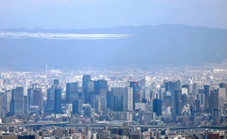 六甲山から見た「ブルーインパルス」　高層ビル群の上を横切る姿　大阪・関西万博上空で展示飛行|社会|神戸新聞NEXT