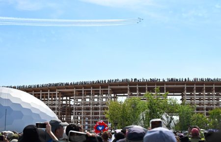 ブルーインパルス、万博会場で展示飛行披露　ハート描き歓声と拍手