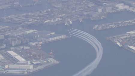 【速報】“ブルーインパルス”35年ぶりに大阪の空を舞う　大阪城・太陽の塔を通過後、万博上空に…アクロバット飛行に歓声　（読売テレビニュース）｜ｄメニューニュース（NTTドコモ）