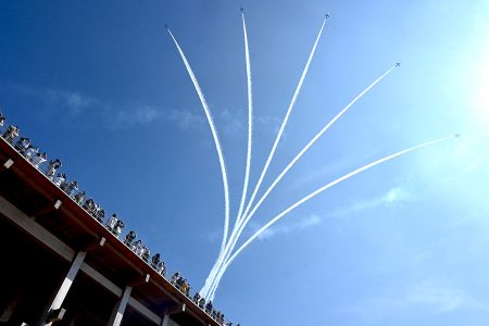 万博の空にブルーインパルス、圧巻の飛行に歓声「かっこよすぎ」 | Lmaga.jp