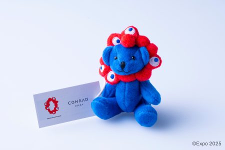 ミャクミャクぬいぐるみベア、2500体限定。しっぽまでかわいいコンラッド大阪×万博コラボ - トラベル Watch