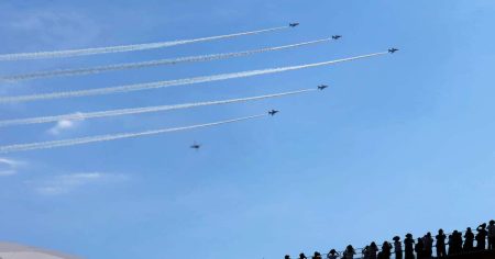 大阪・関西万博のブルーインパルス飛行、よく見ると編隊に加わる「小さい影」が写っていた - 産経ニュース