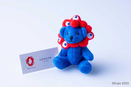 コンラッド大阪、ミャクミャクとコラボした「コンラッドベア」　2,500体限定発売 - TRAICY（トライシー）