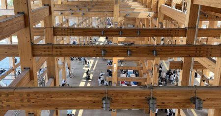 【大阪・関西万博レポ】世界最大の木造建造物「大屋根リング」を起点に会場内のアートを巡る – 美術展ナビ