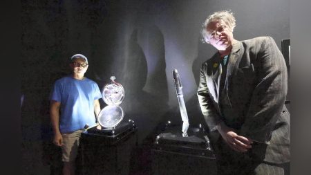 大阪万博:「８時１５分」の時計に折れた万年筆…ヒロシマの遺品、３Ｄデータをもとに万博で再現 : 読売新聞