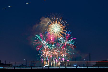 いま枚方から大阪・関西万博の「JAPAN FIREWORKS EXPO 関門海峡花火大会」見えてる - 枚方つーしん