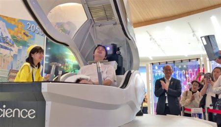 大阪・関西万博２０２５ 記者が体験「ミライ人間洗濯機」 –電気新聞ウェブサイト