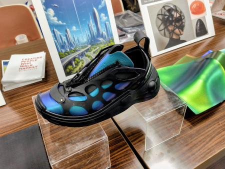 《大阪・関西万博》「光合成する服」や「宙に浮く靴」　大阪ヘルスケアパビリオンで未来のファッションを提案 | 繊研新聞