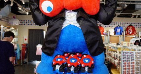 大阪・関西万博　ミャクミャク人気、ぐんぐん　「怖い」一転「キモカワいい」　品切れ続出 | 毎日新聞