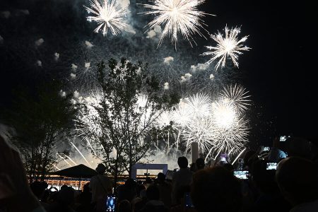 大阪・関西万博で最多数の「打ち上げ花火」、約５分間の大輪の華に大歓声（Lmaga.jp） - Yahoo!ニュース