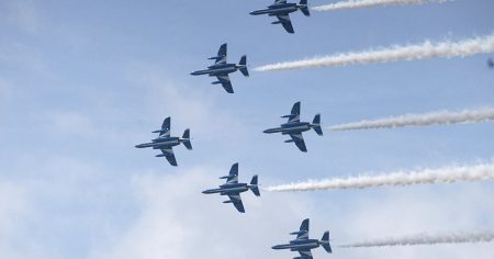 ブルーインパルス、大阪万博での展示飛行中の機内映像を公開⇒「迫力満点の映像をありがとうございます」と反響 | ハフポスト LIFE