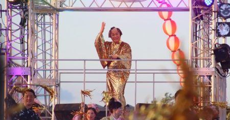 大阪・関西万博、松平健が「マツケンサンバII」熱唱　吉村洋文知事＆横山英幸市長も参加　約6000人と情熱のダンス 【大阪・関西万博】 | ORICON NEWS