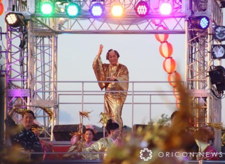 大阪・関西万博、松平健が「マツケンサンバII」熱唱　吉村洋文知事＆横山英幸市長も参加　約6000人と情熱のダンス | 河北新報オンライン