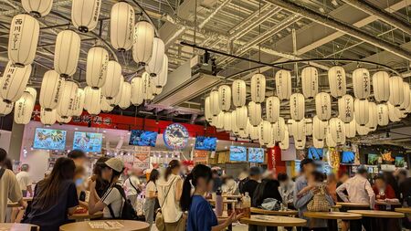 「座るだけで1人550円」…。物議を醸した大阪・関西万博の「立ち食い強制フードコート」。実際に利用して抱いた“正直な感想”（東洋経済オンライン） - Yahoo!ニュース