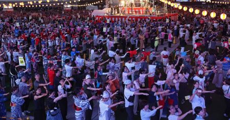 日が暮れても続いた万博盆踊り、世界記録達成　参加人数3946人、国籍数62カ国で最多 - 産経ニュース