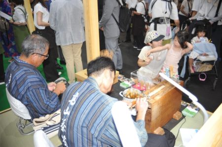 【大阪・関西万博】奈良の伝統工芸 高山茶筌づくり披露　ローカルジャパン展｜奈良新聞デジタル