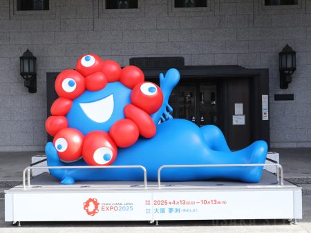 大阪市役所前の「ミャクミャク」モニュメント、大阪・関西万博会場に引っ越し – OSAKA STYLE