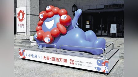 大阪万博:ごろりと横になった「巨大ミャクミャク像」、３０日に万博会場西ゲート近くへ移転…撮影スポットに : 読売新聞
