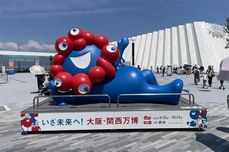 大阪市役所の「ミャクミャク像」が移転、万博西側の活性化続く | Lmaga.jp