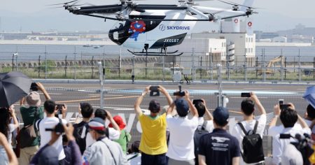 大阪万博の空飛ぶクルマ、スカイドライブがデモ飛行開始 - 日本経済新聞