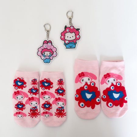 【大阪・関西万博】ミャクミャク×サンリオコラボのキーホルダーと靴下 | LEE