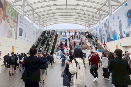 猛暑日続く大阪…８月１日より「夢洲駅」でうちわ配布、７万枚 | Lmaga.jp
