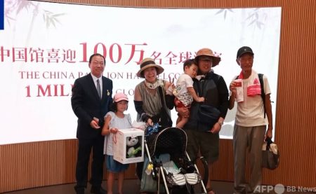 大阪・関西万博中国館 100万人目の入館者を迎える：時事ドットコム