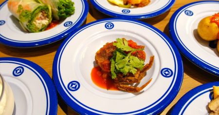 世界70カ国の料理が回る!? 予約殺到の「くら寿司 大阪・関西万博店」で「まったく知らない料理」に挑戦してみた！ | ロケットニュース24