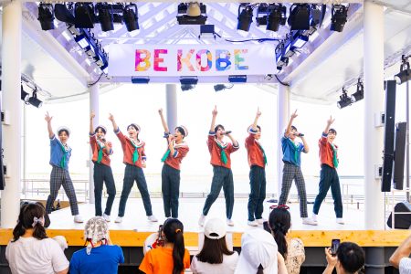 『大阪・関西万博』の海を彩るセーラー服の爽やかな舞ーー神戸セーラーボーイズ、神戸市発のステージで地元の魅力を全力アピール | SPICE - エンタメ特化型情報メディア スパイス