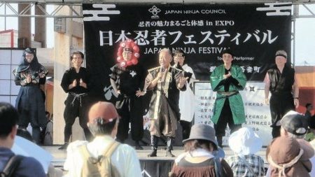 大阪・関西万博で忍者パフォーマンスを披露　群馬・東吾妻町長らが「真田の町」をPR | 上毛新聞電子版｜群馬県のニュース・スポーツ情報