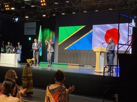 大阪・関西万博で開催された「世界スワヒリ語デー記念式典」で本学が表彰されました :: 創価大学
