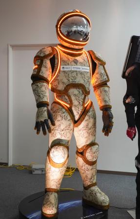 西陣織活用の“映える”宇宙服　大阪関西万博で１０日から展示 | 共同通信　ニュース | 沖縄タイムス＋プラス