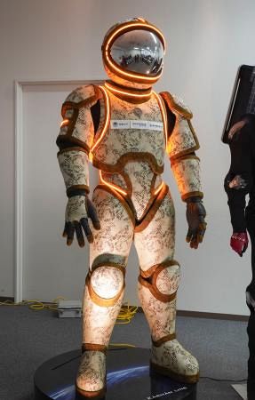 西陣織活用の“映える”宇宙服　大阪関西万博で１０日から展示：中日新聞Web