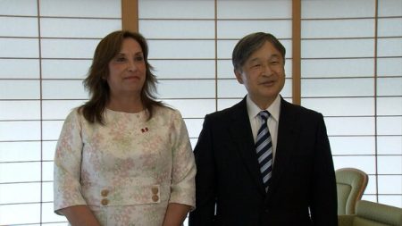天皇陛下が大阪・関西万博のため来日したペルー・ボルアルテ大統領と面会　写真撮影や見送りの際などは通訳を介さずスペイン語でご歓談｜FNNプライムオンライン
