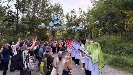 【大阪・関西万博でSPAC「千一夜の森」】池の周囲を巡る観客参加型のパフォーマンス。7人の俳優が繰り広げる四つの物語｜静岡新聞アットエス