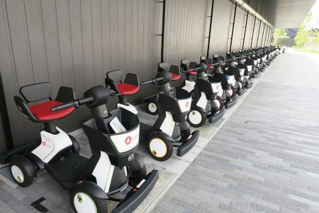 大阪・関西万博で注目の「パーソナルモビリティ」とは？無料で乗れる電動カートで会場散策♪歩行者と同じ目線で楽しむ新体験 | LASISA（らしさ・ラシサ）