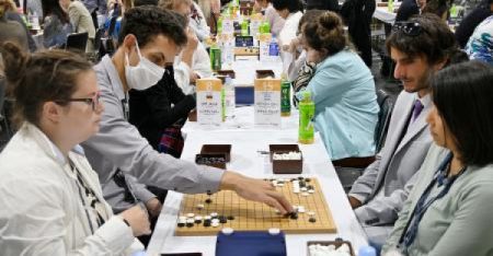 万博、男女一組「ペア碁」で熱戦 | カナロコ by 神奈川新聞