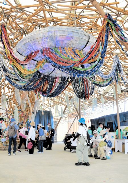 大阪万博「いのちの遊び場」に福井出身美術家の巨大クラゲアート　長坂真護さん、捨てられた1000本のペットボトルなど使用 | 社会,催し・文化 | 福井のニュース | 福井新聞ONLINE