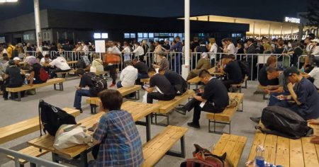 中央線見合わせ　大阪・関西万博会場から来場者出られず　出口そばでは寝転ぶ子供も - 産経ニュース