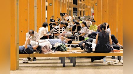 大阪万博:「未来の万博期待してきたのに災害みたい」…地下鉄停止直撃、大屋根リングの下で待機・体調崩し搬送も : 読売新聞