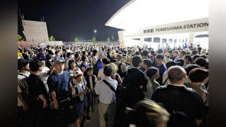 大阪万博:３万人が万博会場で一夜…大阪メトロで８時間運転見合わせ、体調不良で３６人搬送 : 読売新聞