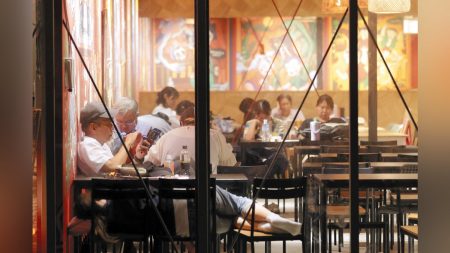 大阪万博:万博足止め、パビリオンで即席ミッフィー撮影会や飲食提供・館内開放…来場者「この恩は忘れない」 : 読売新聞