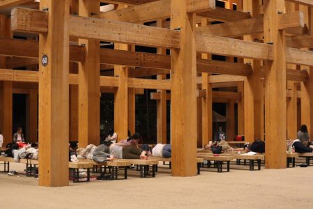 「しんどい」「どうしたら」　一夜過ごした来場客から嘆き　万博会場足止め・大阪（時事通信） - Yahoo!ニュース