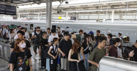 お盆期間の旅客状況、物価高でも関西万博が下支え　編集者の視点 - 日本経済新聞