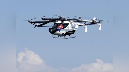 大阪万博:空飛ぶクルマが海上デモ飛行…吉村・大阪府知事「空の移動革命になると確信」 : 読売新聞